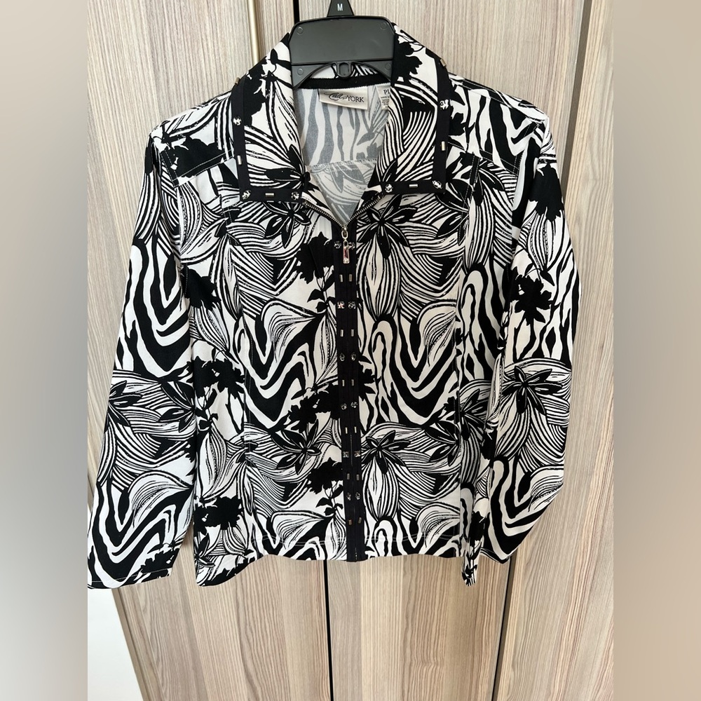 Black and white patterned light zipper blazer